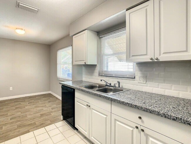 Building Photo - Beautiful 2/2 ~1000Sq. Ft. with NEW floors...