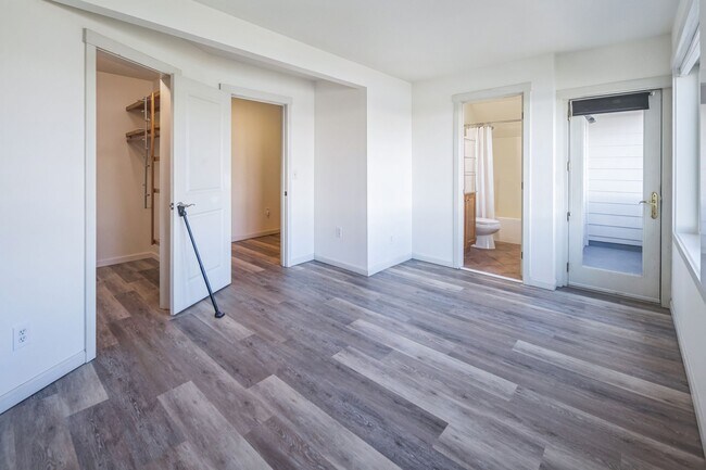 Building Photo - 1040 S Elmgrove St