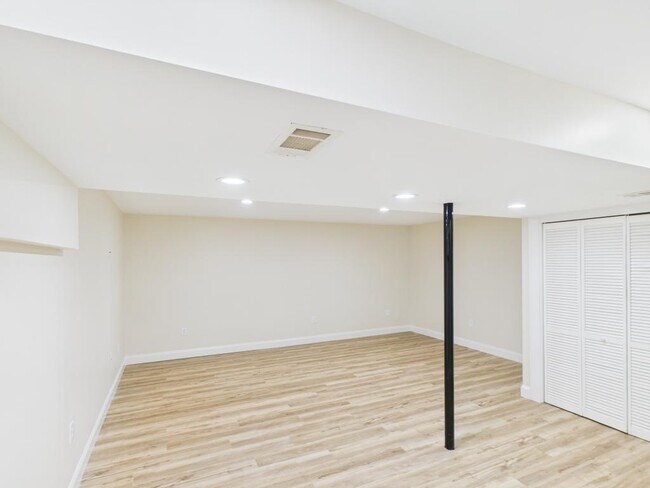 Building Photo - 720 E Newport Rd