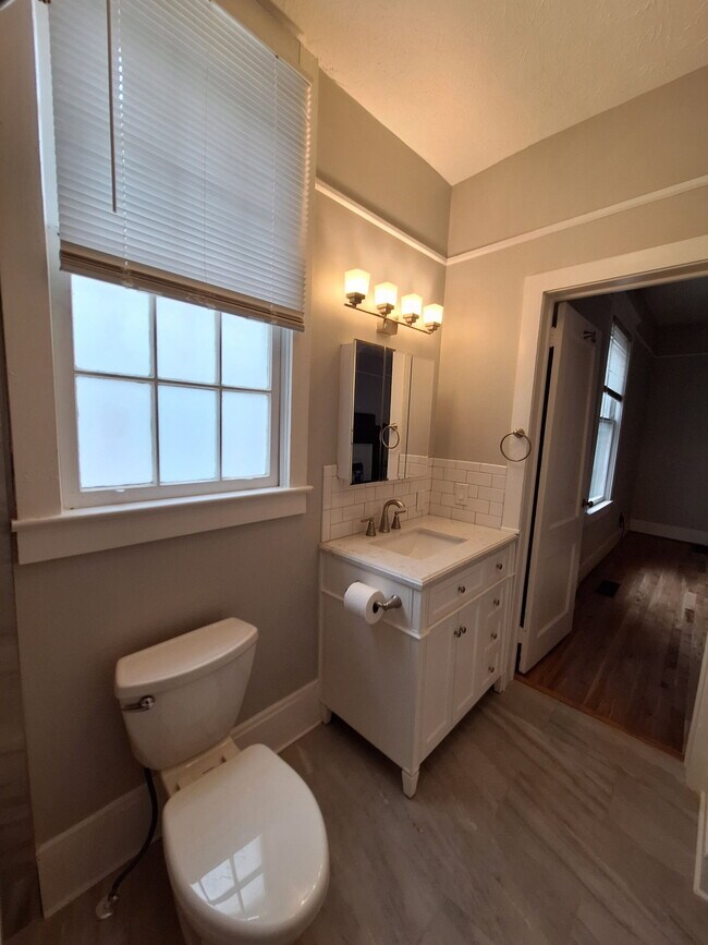 Building Photo - 852 Monroe Dr NE