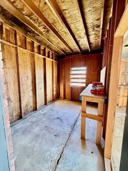 workshop off garage - 515 W Pine St