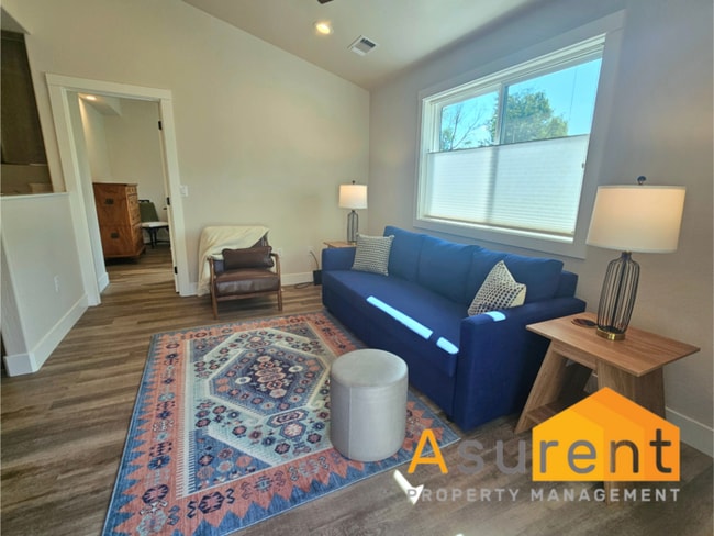 Building Photo - Beautiful fully furnished, single level 3 ...