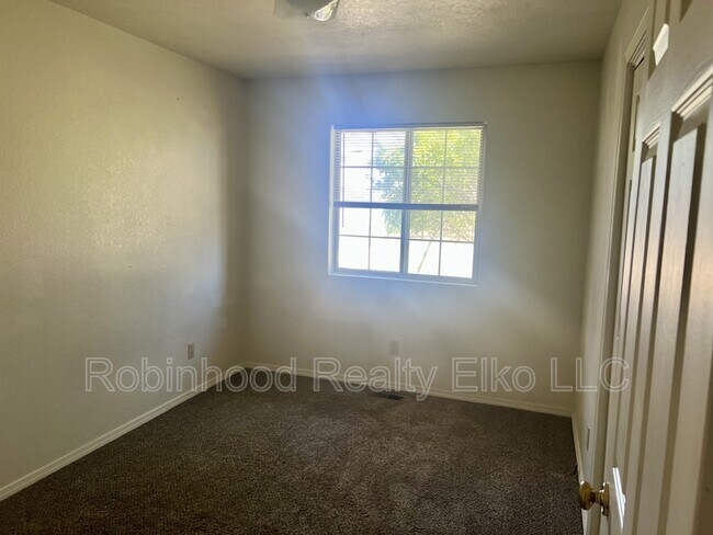 Building Photo - 132 Flora Pl