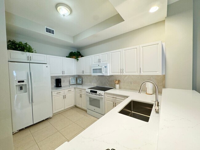 Building Photo - Newly Renovated & Available Now - Furnishe...