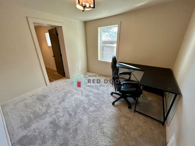 Building Photo - Spacious 5 bedroom, 3 bathroom single-family home.