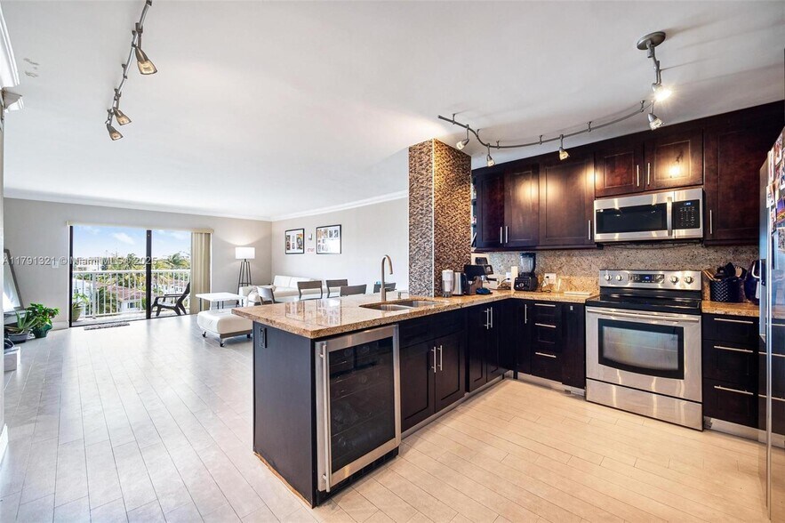 Building Photo - 110 S Shore Dr