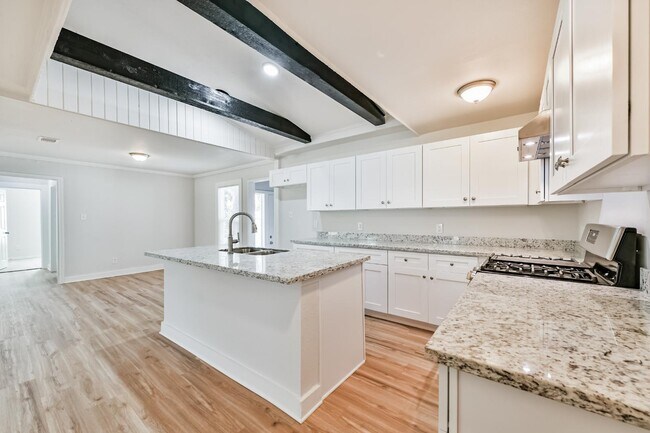 Building Photo - 706 Azalea St