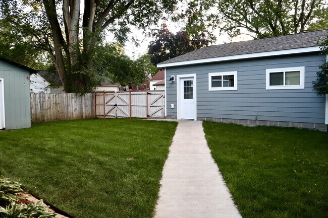 Building Photo - "Charming 4-Bed Oasis on Dakota Avenue: Spacious Living with 2 Full Baths in St. Louis Park!"