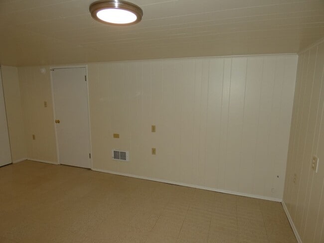 Building Photo - 822 E Seventh - Central Charmer