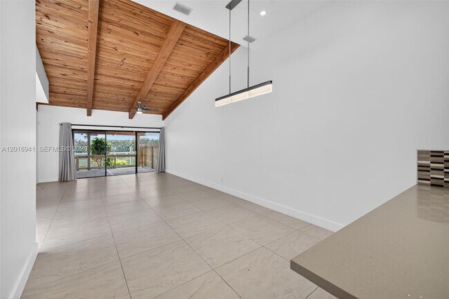 Building Photo - 2619 Parkview Dr S