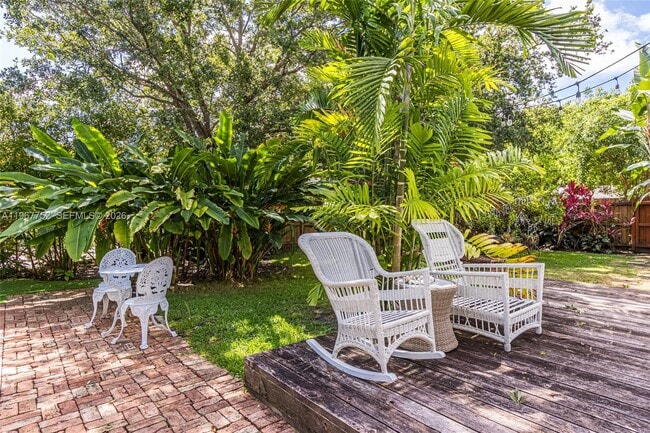 Building Photo - 655 NE 120th St