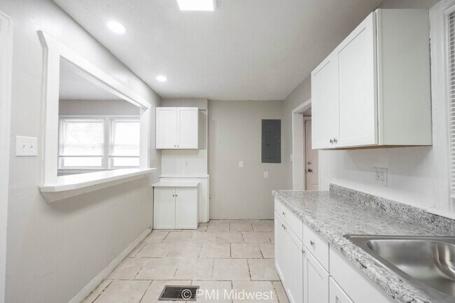 Building Photo - 4923 Barlow Dr
