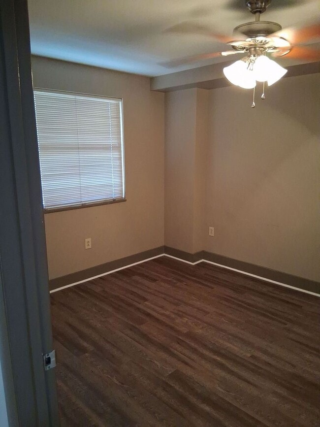 Building Photo - Lake Plaza Condominiums 3BD/2BA for NOW! $...