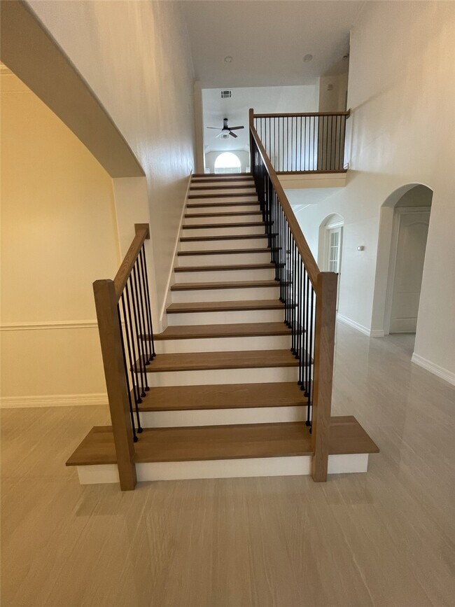 Building Photo - 5622 Lake Pl Dr