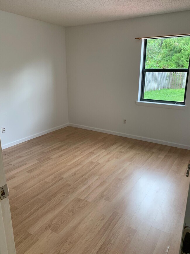 Building Photo - 4063 SE Jacaranda St