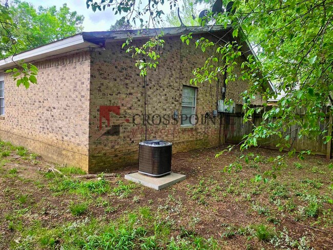 Building Photo - Tour Today! Cozy 3 Bedroom Unit!