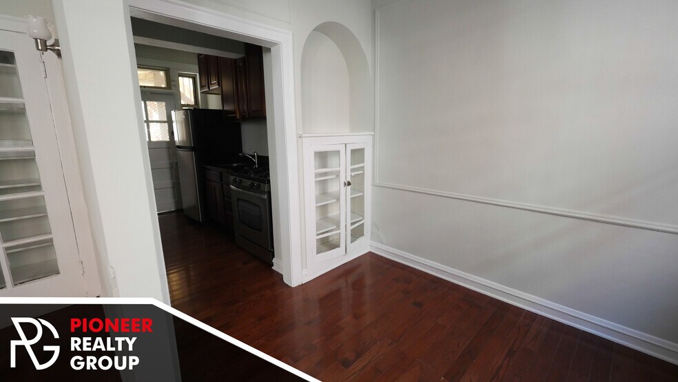 Building Photo - 546 W Surf St