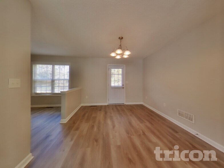 Building Photo - 228 S Red Oak Way