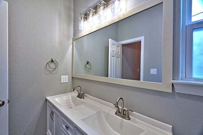 Building Photo - 11911 Nelwood St