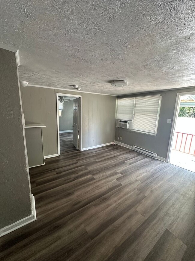 Building Photo - 2208 Roosevelt Dr