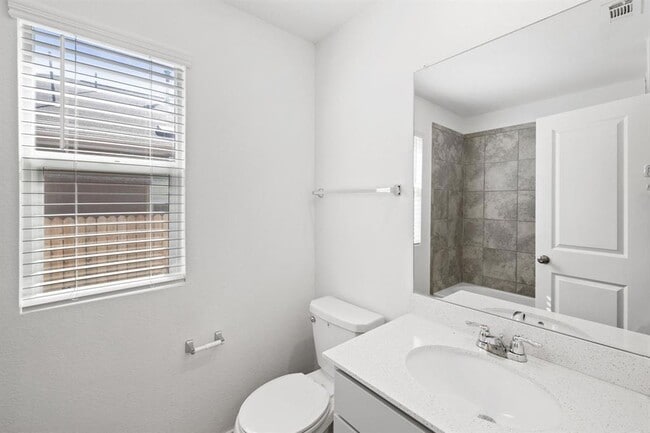Building Photo - 215 Silver Springs Bend
