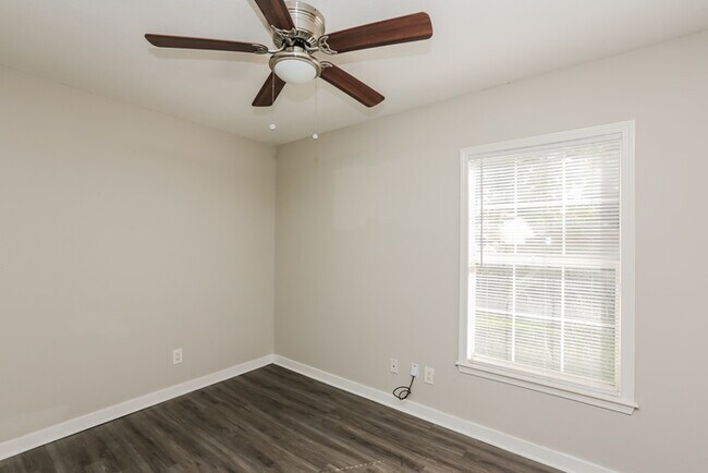 Building Photo - 525 Stonecreek Dr