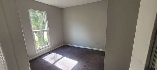 Building Photo - 124 Meadowbrook Dr
