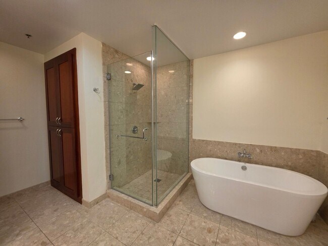 Building Photo - Fantastice High Rise with Full City Views!