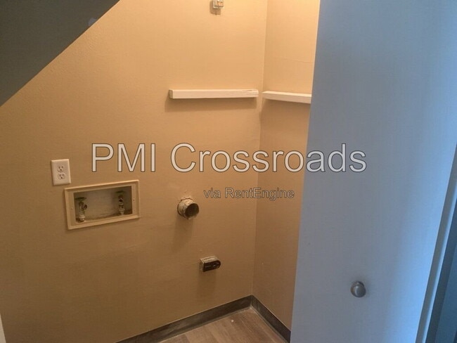 Building Photo - 6201 Stornoway Dr N