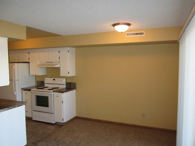 Building Photo - Charming Condo in Gated Community