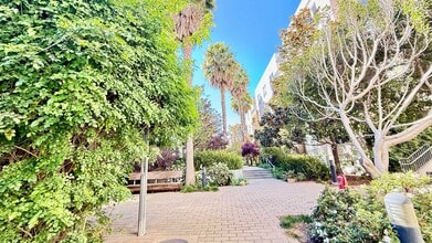 Building Photo - 1BR + Den / 1BA with Private Patio + Parking!