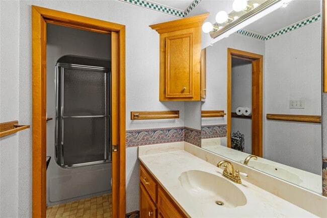 Building Photo - 2101 Bush Dr
