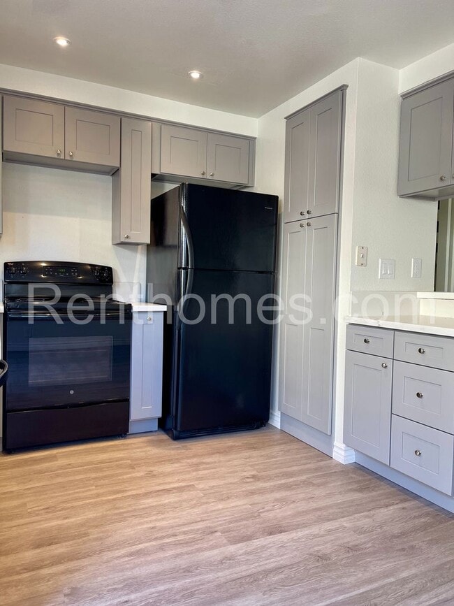 Building Photo - 2718 Ariane Dr