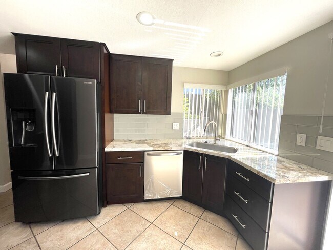 Building Photo - 1525 W Country Club Ln