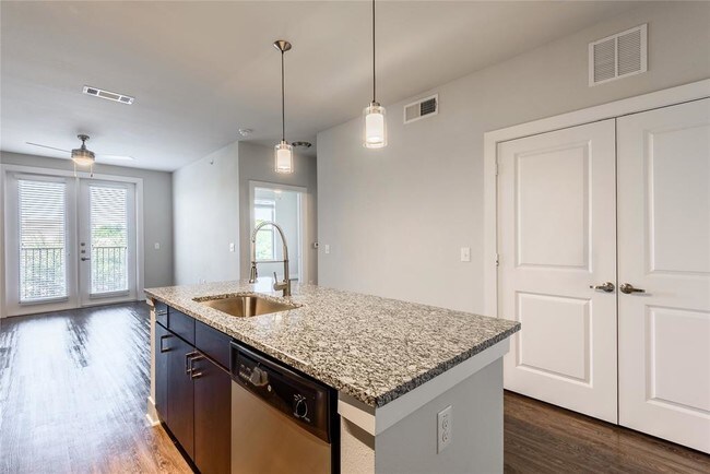 Building Photo - 1520 N Memorial Way