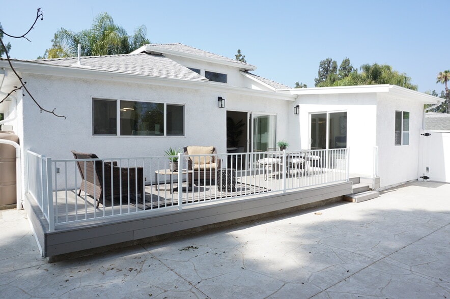 Building Photo - 22131 Victory Blvd