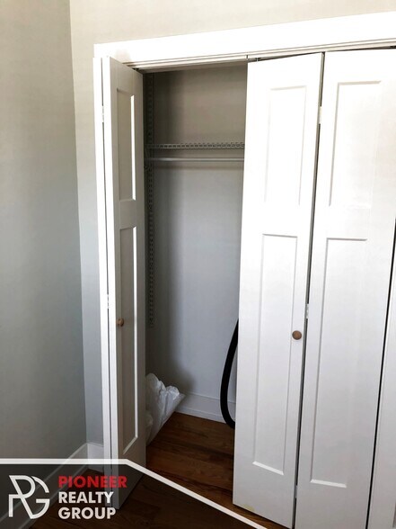 Building Photo - 910 W George St