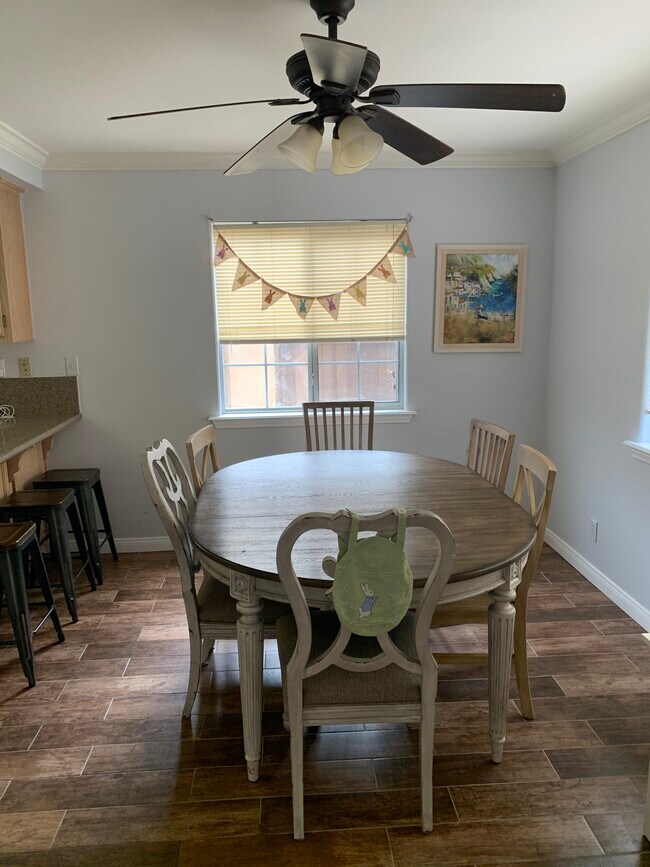 Building Photo - 2224 Ruhland Ave