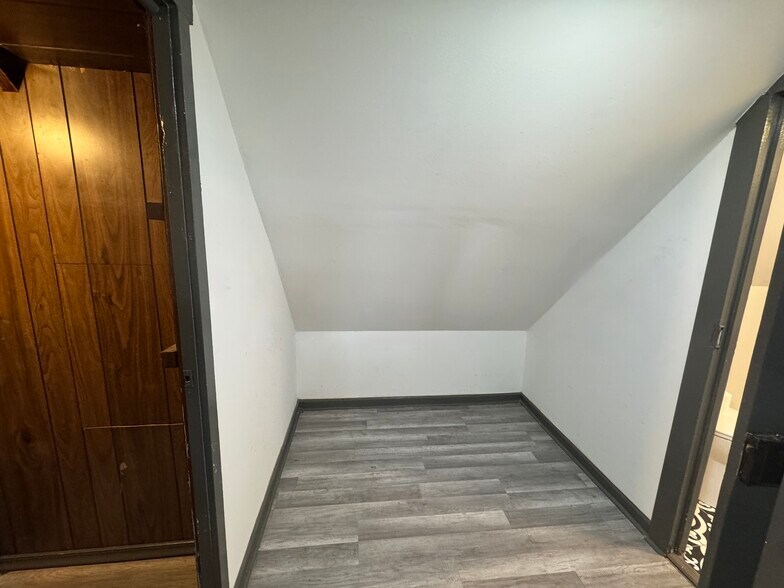 Building Photo - 100 W King St