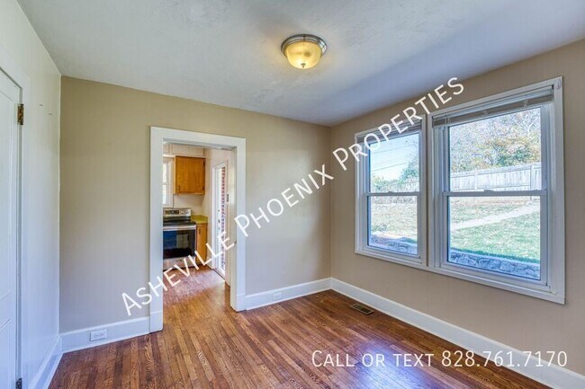 Building Photo - 8 Enka Oak St