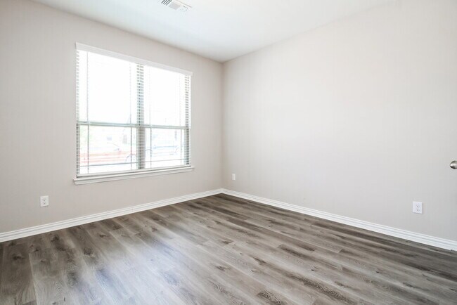 Building Photo - 6265 Thunderwing Dr