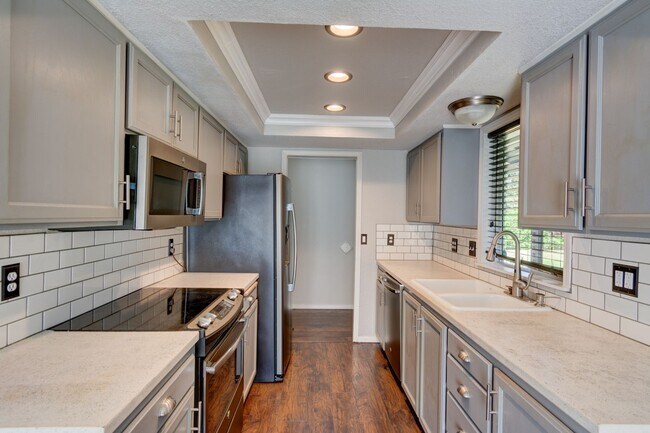 Building Photo - 4 bedroom 2 bath home