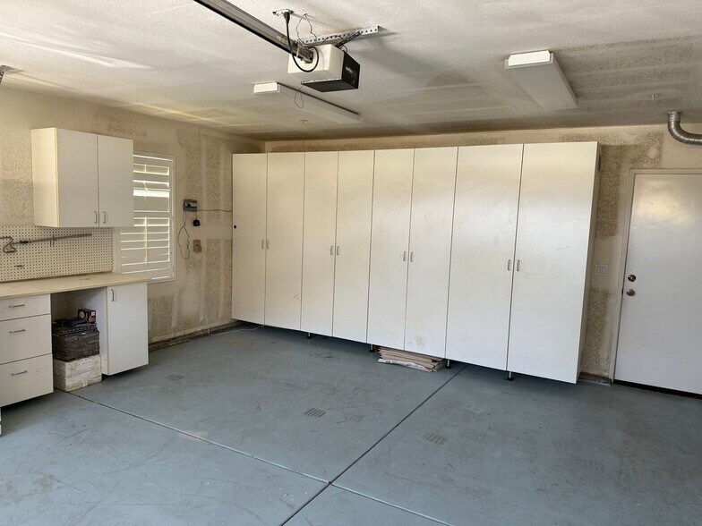 Building Photo - 10234 Valley Waters Dr