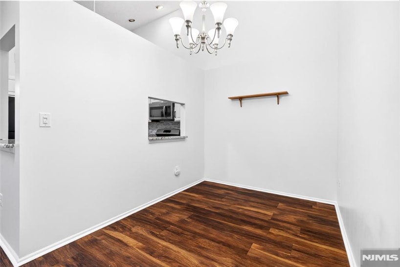 Building Photo - 556 Holly Ct