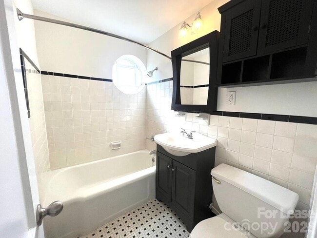 Building Photo - 2441 Vail Ave