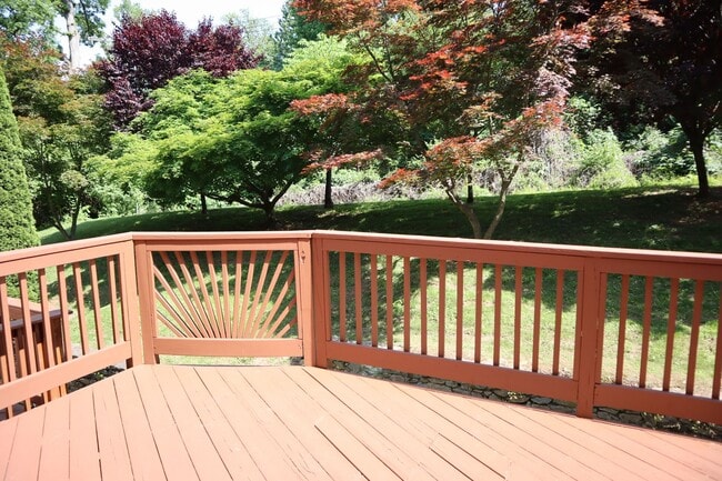 Building Photo - Gorgeous Large 4 level TH in the best Nort...