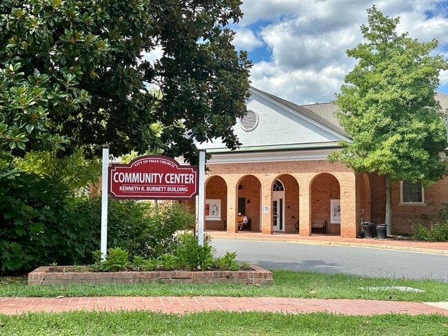 Building Photo - 411 Hampton Ct