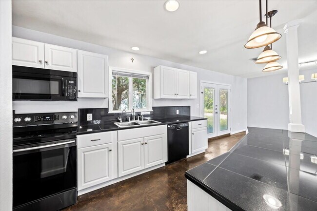 Building Photo - Beautiful 2 Bedroom, 2 Bath Home in Guard-...