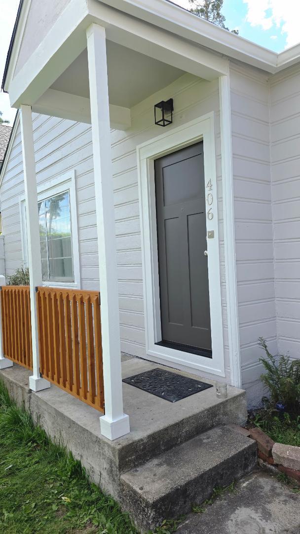 Building Photo - 406 Newtown St