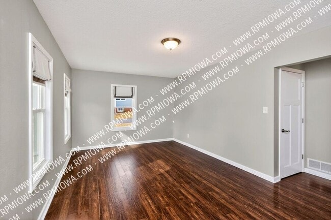 Building Photo - 6717 Roseland Dr